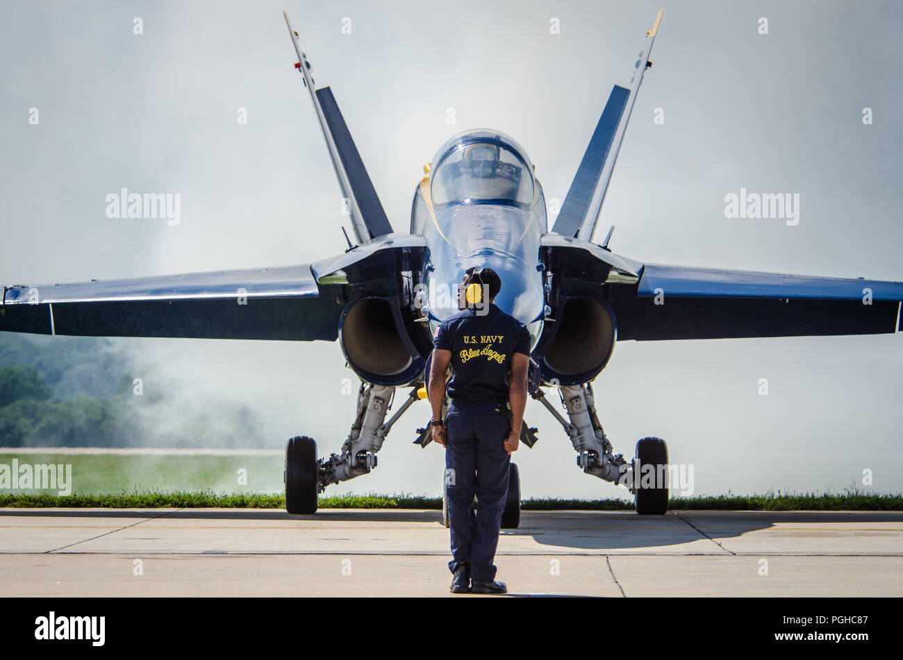 A U.S. Navy F/A18 with the Navy Flight Demonstration Squadron