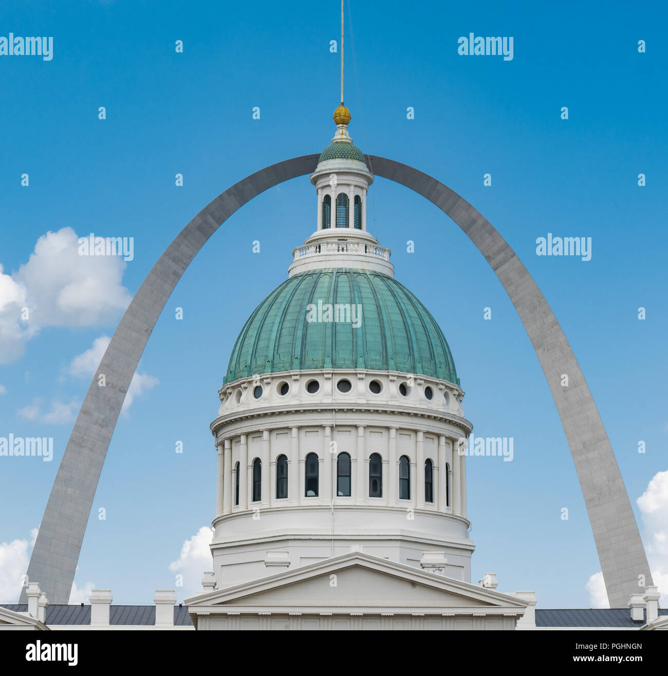 Gateway Arch with the dome of the Old Saint Louis County Courthouse Stock Photo