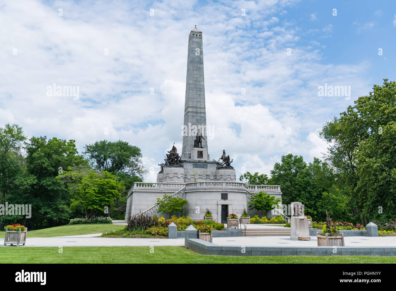 SPRINGFIELD, IL - JUNE 19, 2018: Tomb of Abraham Lincoln located in Oak Ridge Cemetery in Springfield, Illinois Stock Photo