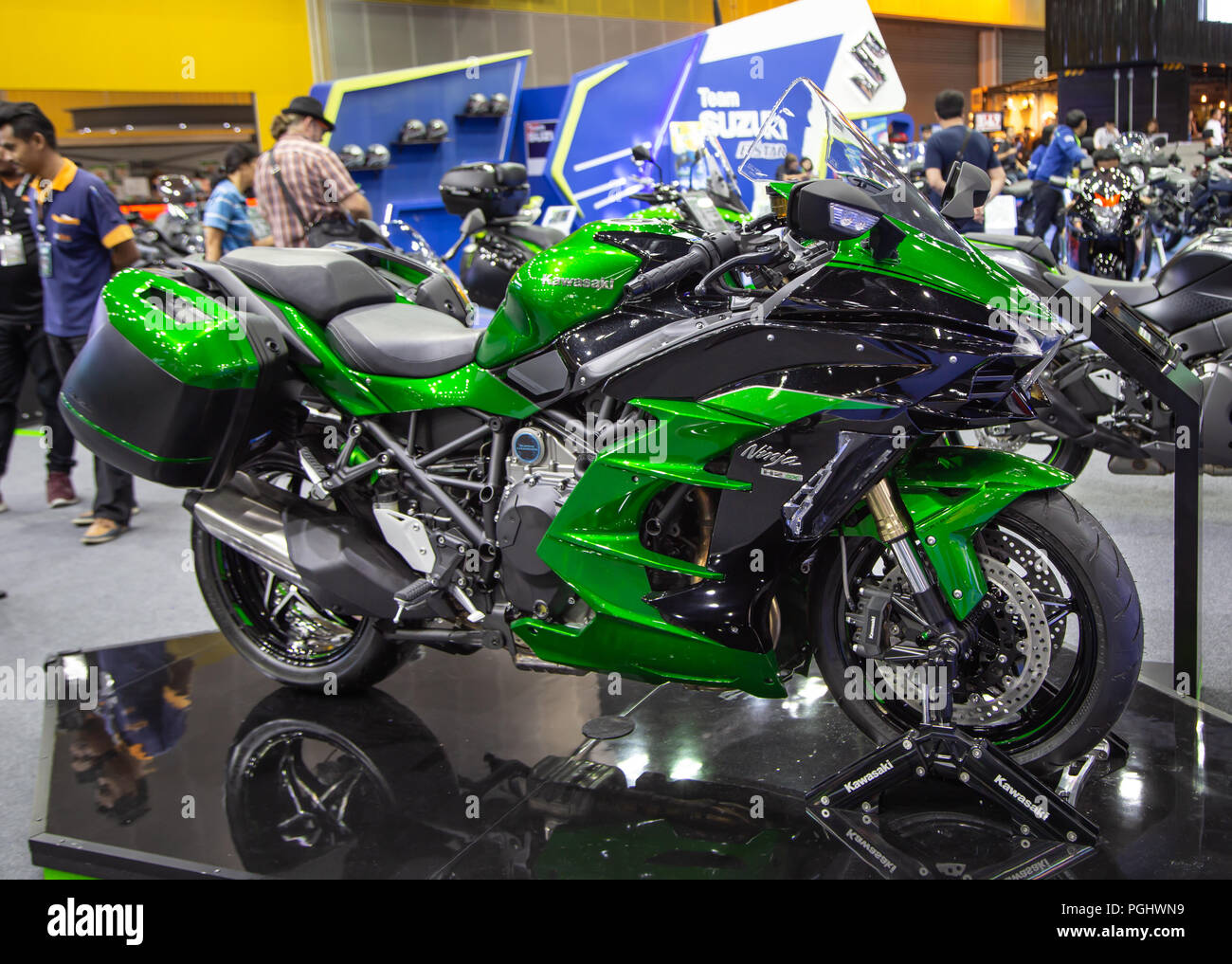 Bukarest, Rumänien. 26. Mai 2023: Ein Motorrad Kawasaki Ninja H2 SX SE wird  am Bosch Stand während der TechExpo 2023 im ROMEXPO Exhibition Center in  Bukarest ausgestellt. Die TechExpo ist das größte