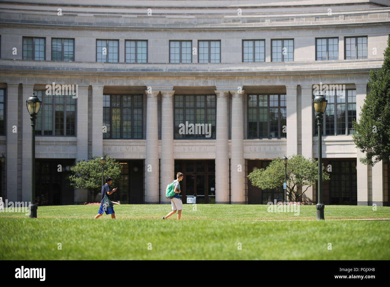 Ohio, USA. 23rd Aug, 2018. Students walk past the Kelvin Smith Library at Case Western Reserve University (CWRU) in Cleveland, Ohio, the United States, Aug. 23, 2018. It might not be as famous as the Ivy League schools, CWRU, located in Cleveland, the U.S. midwestern state of Ohio, is among the top American universities that Chinese students choose to study in. TO GO WITH Feature: Midwest U.S. university aspires to attract more Chinese students Credit: Wang Ying/Xinhua/Alamy Live News Stock Photo