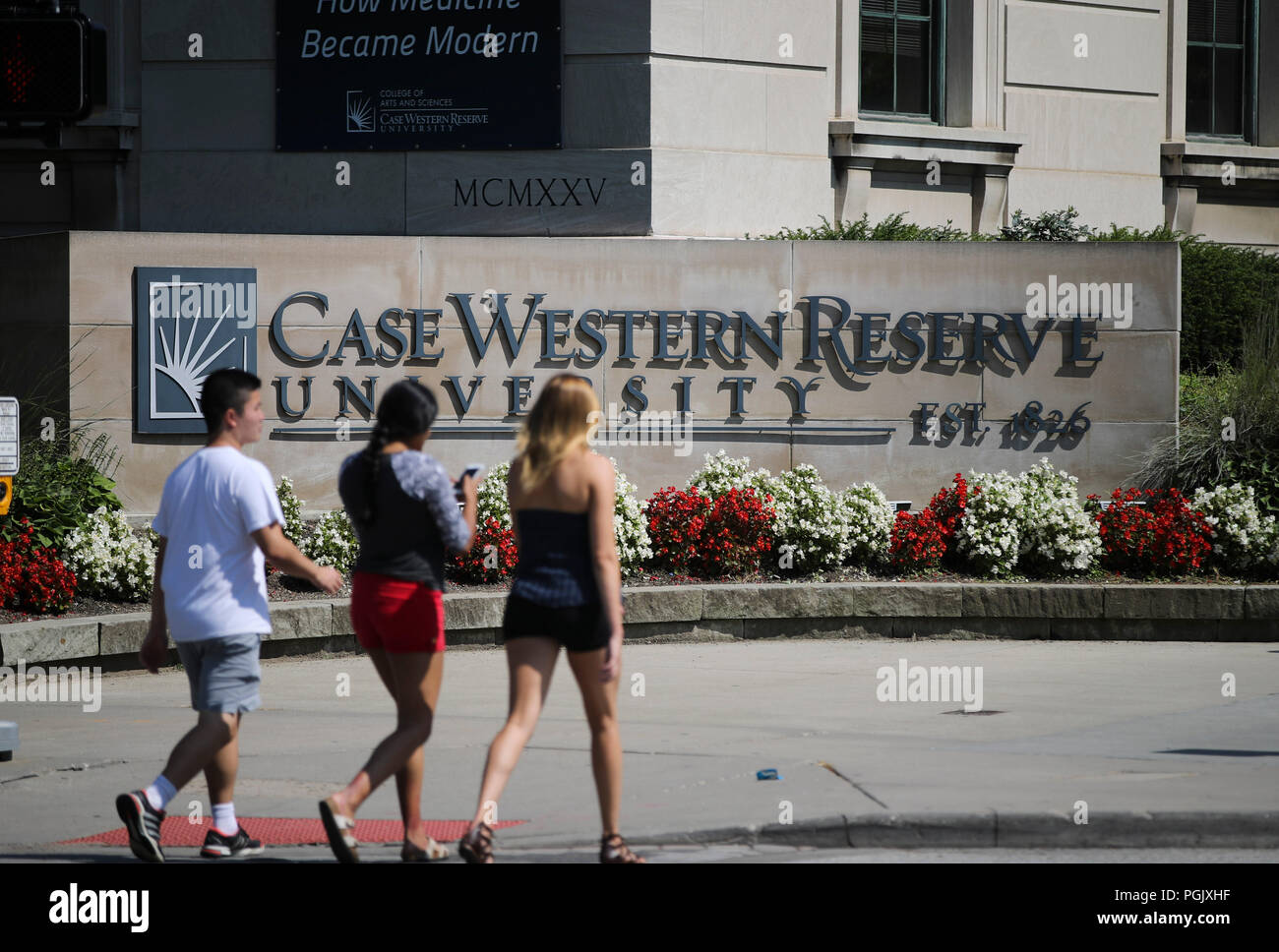 Ohio, USA. 23rd Aug, 2018. Students walk past the sign of Case Western Reserve University (CWRU) in Cleveland, Ohio, the United States, Aug. 23, 2018. It might not be as famous as the Ivy League schools, CWRU, located in Cleveland, the U.S. midwestern state of Ohio, is among the top American universities that Chinese students choose to study in. TO GO WITH Feature: Midwest U.S. university aspires to attract more Chinese students Credit: Wang Ying/Xinhua/Alamy Live News Stock Photo