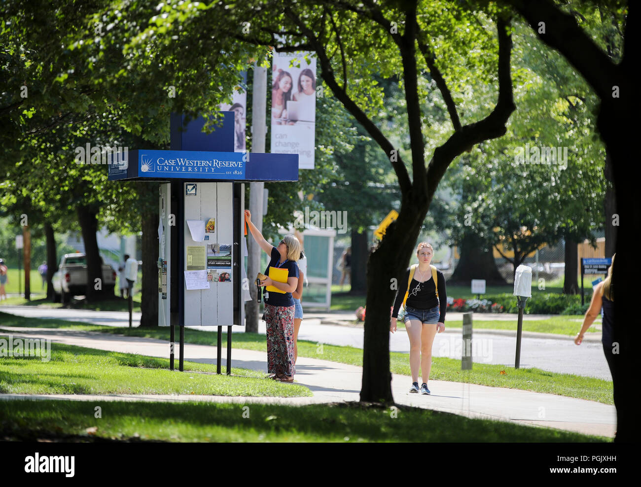 Ohio, USA. 23rd Aug, 2018. A woman posts information sheets on a koisk at Case Western Reserve University (CWRU) in Cleveland, Ohio, the United States, Aug. 23, 2018. It might not be as famous as the Ivy League schools, CWRU, located in Cleveland, the U.S. midwestern state of Ohio, is among the top American universities that Chinese students choose to study in. TO GO WITH Feature: Midwest U.S. university aspires to attract more Chinese students Credit: Wang Ying/Xinhua/Alamy Live News Stock Photo