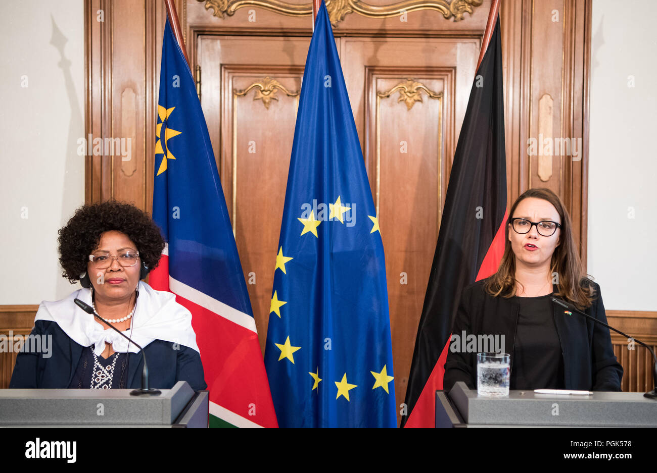 Berlin, Germany. 27th Aug, 2018. Michelle Müntefering (r, SPD), Minister of State at the Foreign Office, and Katrina Hanse-Himarwa, Minister of Culture of Namibia, speak at a press conference at Villa Borsig on the return of mortal remains of Herero and Nama to Namibia. This week, stolen remains of Herero and Nama murdered in the 1904-08 genocide are to be returned to a government delegation from Namibia. Credit: Bernd von Jutrczenka/dpa/Alamy Live News Stock Photo