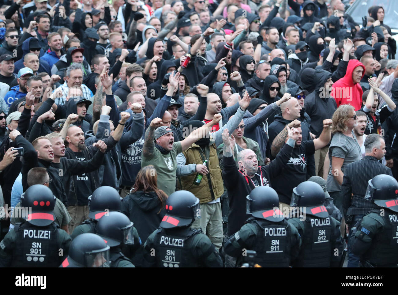 Neo nazi ukraine. Евромайдан уна унсо. Азов батальон преступления. Радикалы в политике. Радикалы в политике.