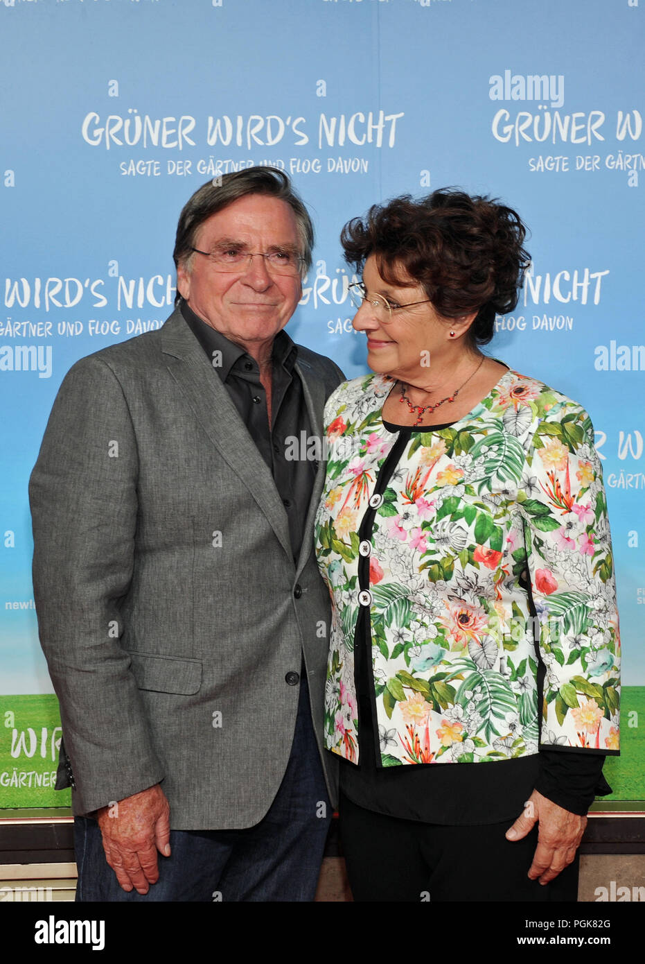 Munich, Germany. 27th Aug, 2018. The actors Elmar Wepper and Monika Baumgartner (they play a married couple) come to the premiere of their film 'Grüner wird's nicht, said the gardener and flew away'. The comedy will be released on August 30, 2018. Credit: Ursula Düren/dpa/Alamy Live News Stock Photo