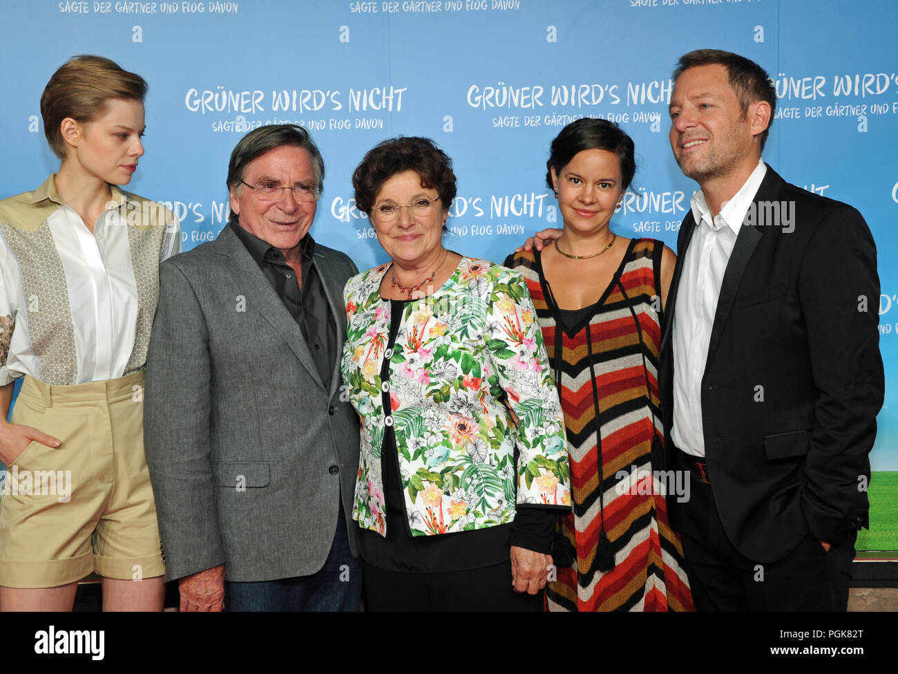 Munich, Germany. 27th Aug, 2018. The actors Emma Bading (l-r), Elmar Wepper, Monika Baumgartner, Karolina Horsten and the director Florian Gallenberger come to the premiere of their film 'Grüner wird's nicht, said the gardener and flew away'. The comedy will be released on August 30, 2018. Credit: Ursula Düren/dpa/Alamy Live News Stock Photo