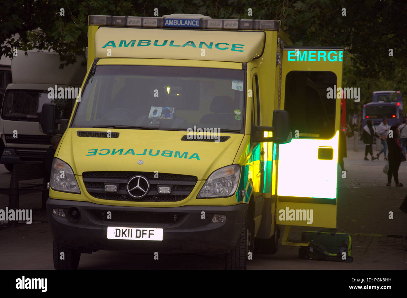 Manchester, UK. 27 August, 2018   An ambulance arrives in central Manchester, UK, to pick up a patient. GMB union paramedics in north-west England have stopped their weekly strikes so that their union can discuss pay issues with the managers of the North West Ambulance Service. For seven weeks the paramedics have carried out 26 hour walkouts at weekends. Credit Terry Waller/Alamy Live News Stock Photo