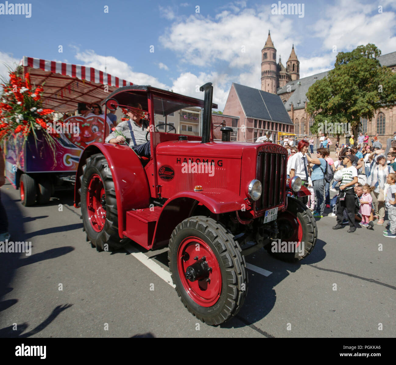 Worms, Germany. 26th Aug, 2018. A vintage Hanomag tractor pulls a float in the parade. The first highlight of the 2018 Backfischfest was the big parade through the city of Worms with over 70 groups and floats. Community groups, music groups and businesses from Worms and further afield took part. Credit: Michael Debets/Pacific Press/Alamy Live News Stock Photo