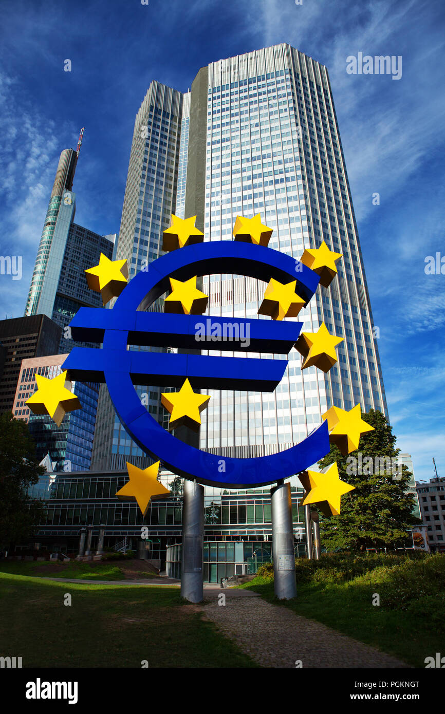 Europa Deutschland Hessen Rhein-Main Gebiet Frankfurt am Main Euro sign against skyscrapers, low angle view Frankfurt, Hesse, Germany Euro-Skulptur Stock Photo