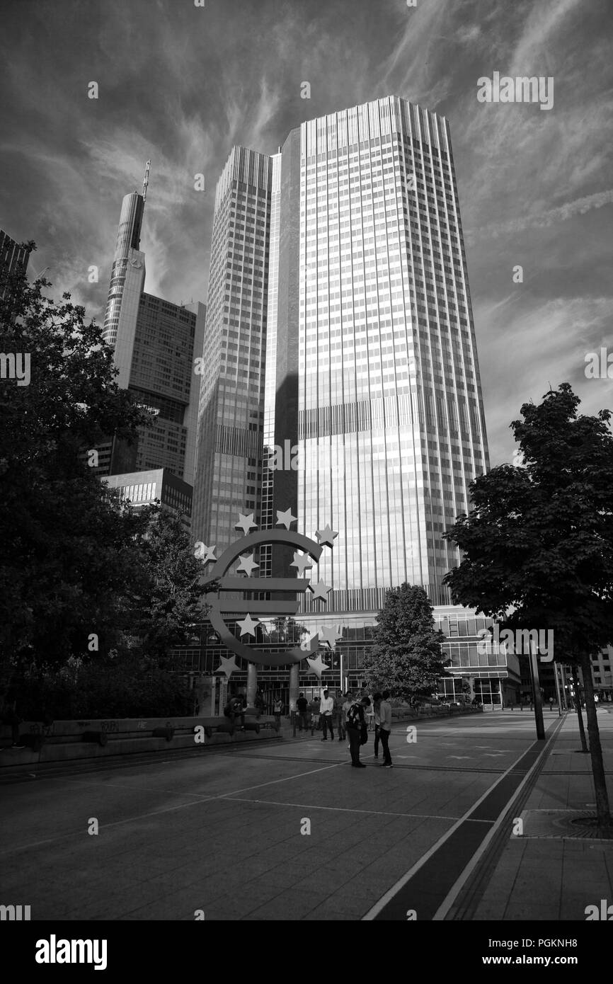 Europa Deutschland Hessen Rhein-Main Gebiet Frankfurt am Main Euro sign against skyscrapers, low angle view Frankfurt, Hesse, Germany Euro-Skulptur Stock Photo