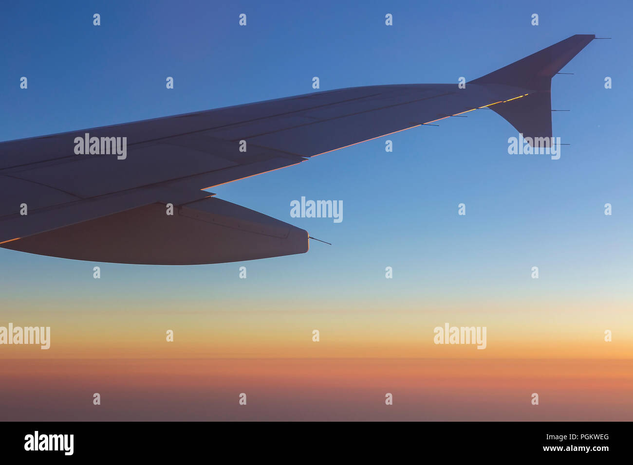 Sunset airplane wing hi-res stock photography and images - Alamy