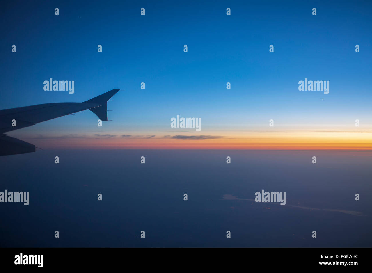 Sunset airplane wing hi-res stock photography and images - Alamy