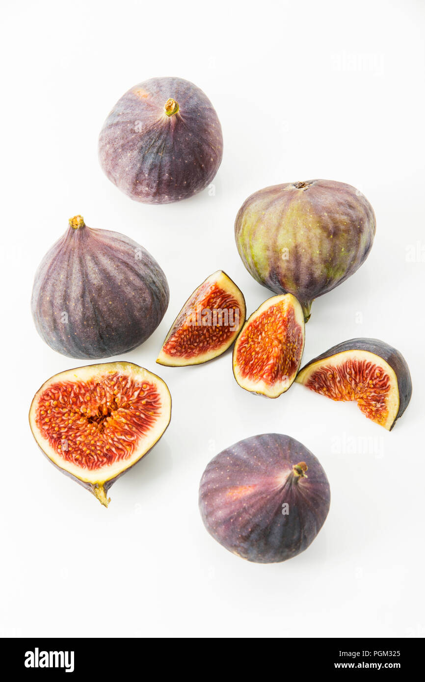 frische Feigen (Ficus carica) vor weissem Hintergrund, Freisteller Feigen Stock Photo