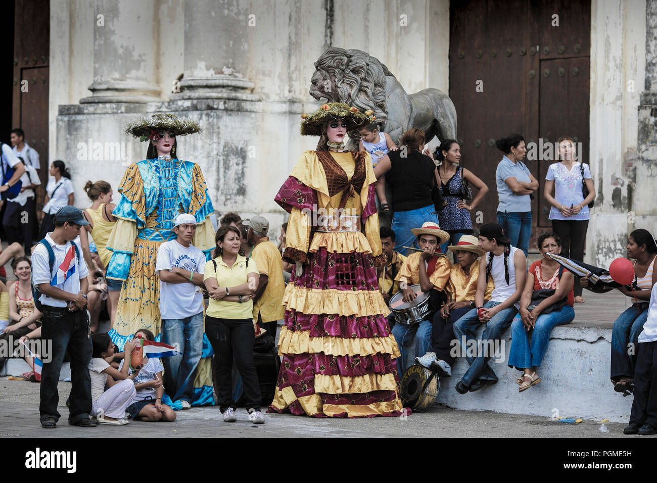 La Gigantona giant puppet dancers performing in Leon, Nicaragua Stock Photo Alamy