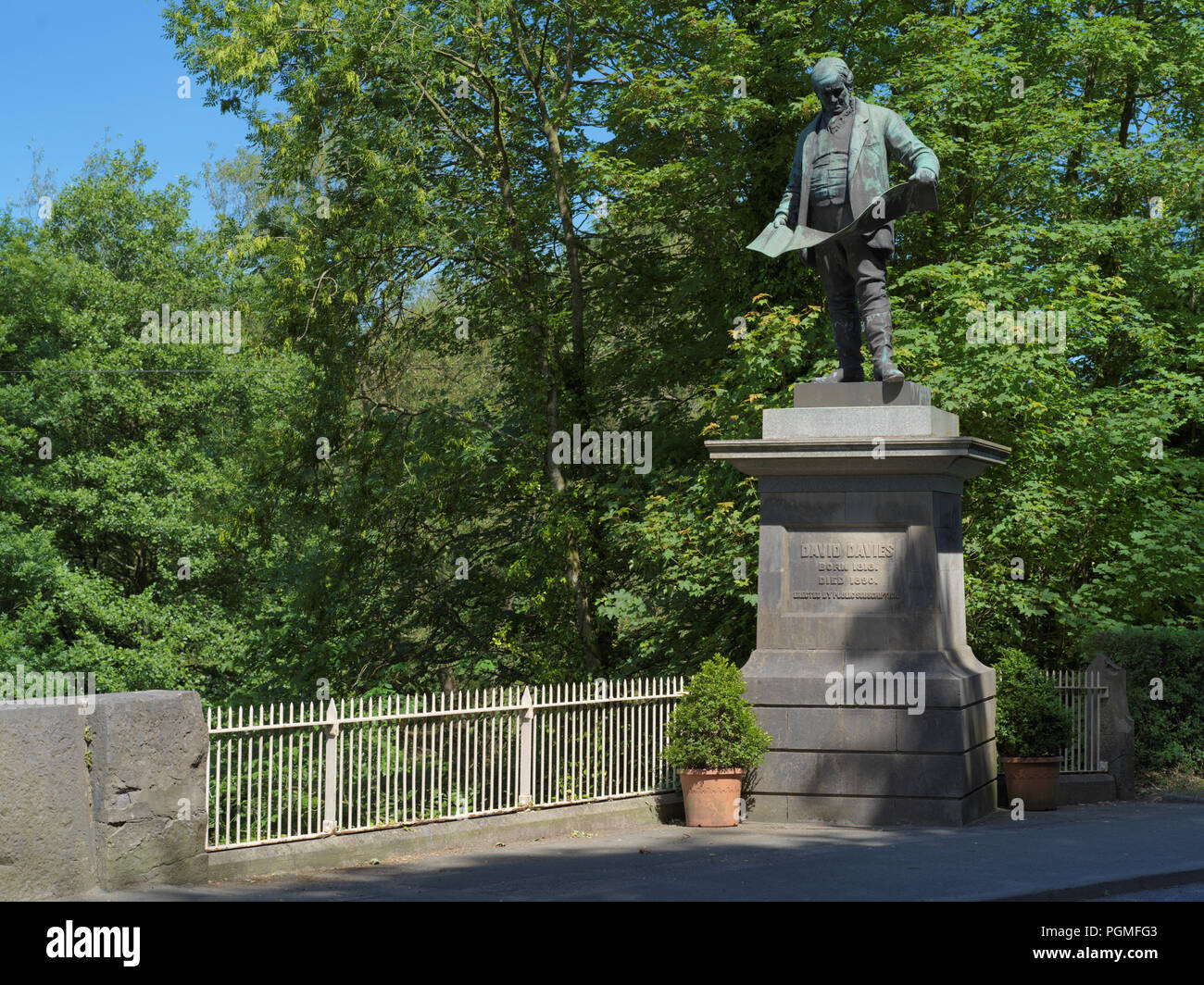 Statue erected by public subscription hires stock photography and