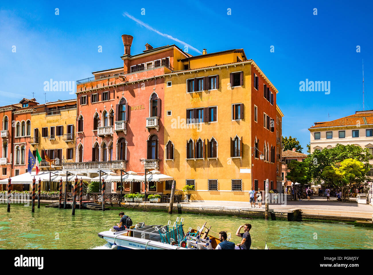 Colourful homes and apartment buildings along the Grand Canal in Venice ...