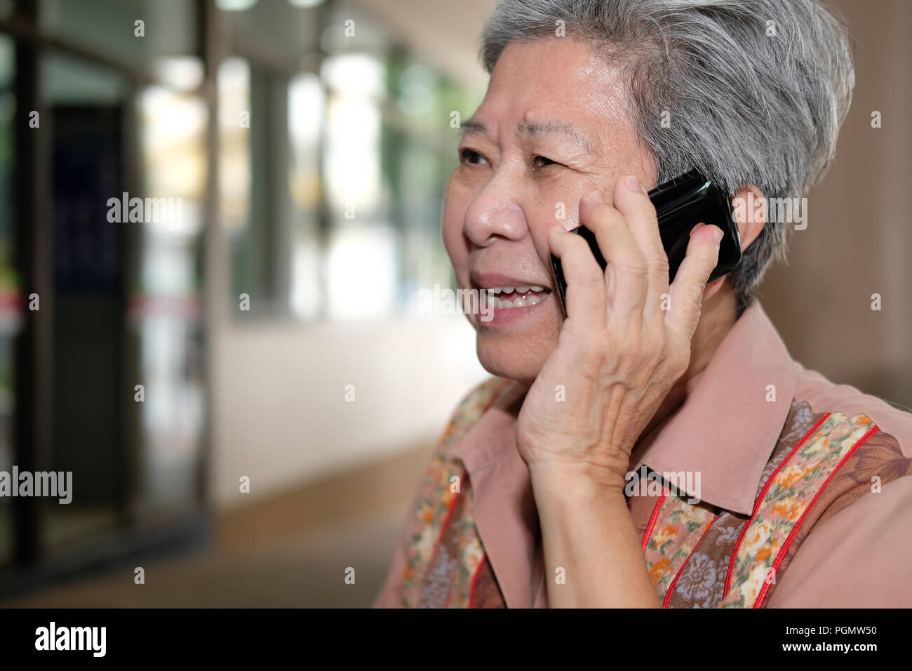 Смартфон для пенсионеров 2024. Пожилая женщина с телефоном. Пожилая женщина разговаривает по телефону. Пенсионер и смартфон Сток. Телефон для пожилых.