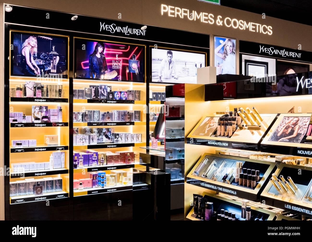 LONDON, UK - AUGUST 31, 2018: Chanel perfume and cosmetic makeup luxury  collection in boutique store. Elegant shop Stock Photo - Alamy