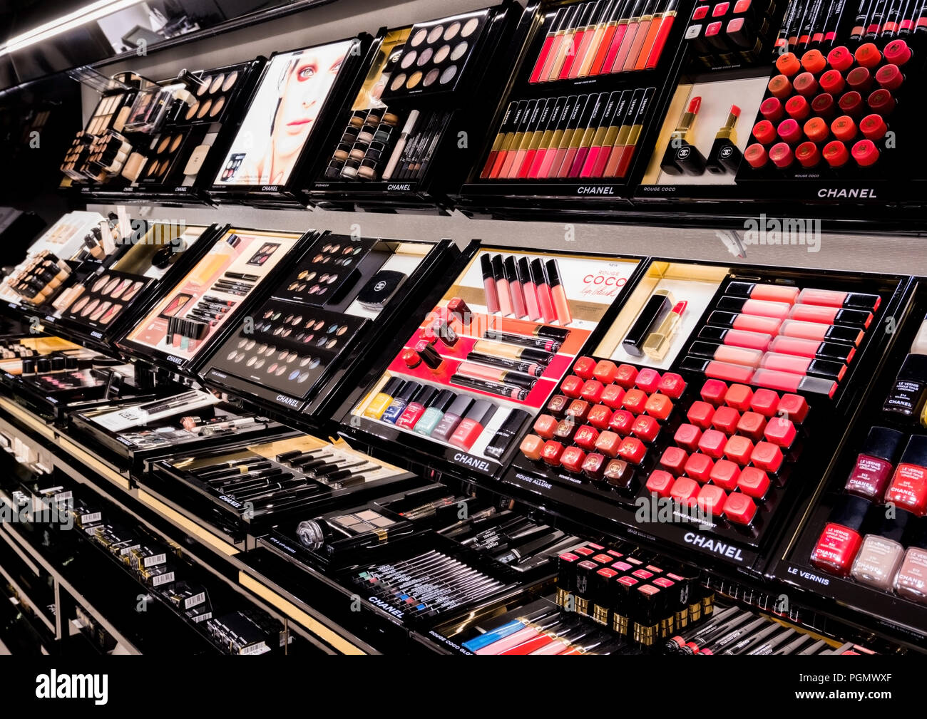 LONDON, UK - AUGUST 31, 2018: Chanel perfume and cosmetic makeup luxury  collection in boutique store. Elegant shop Stock Photo - Alamy