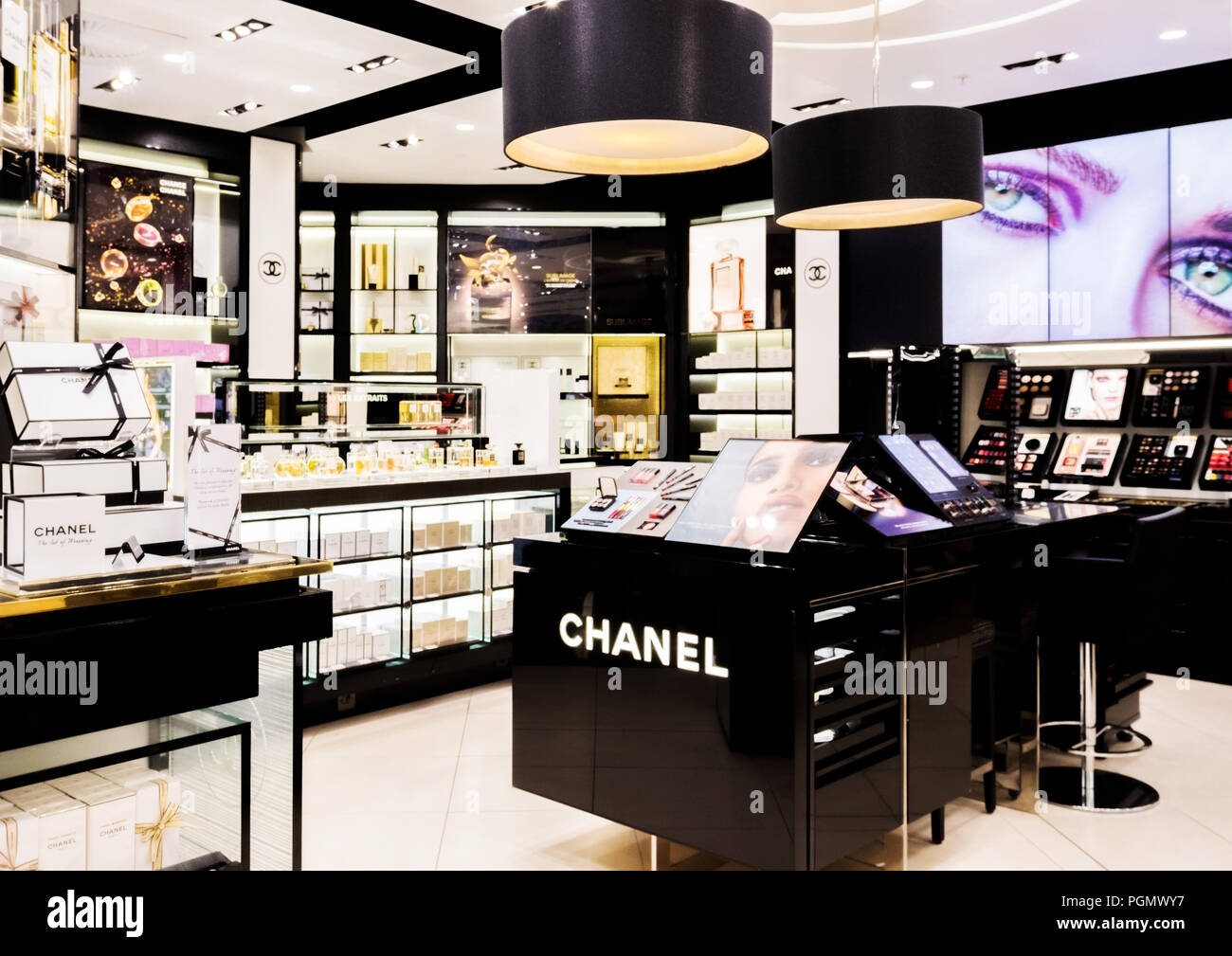LONDON, UK - AUGUST 31, 2018: Chanel perfume and cosmetic luxury collection  in boutique store. Elegant shop Stock Photo - Alamy