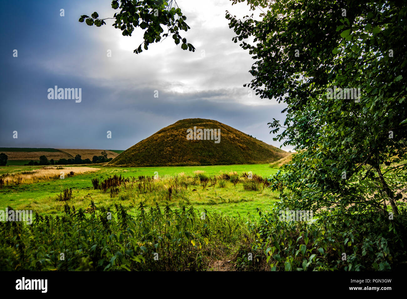Silbury Hill, the largest man-made Neolithic mound in Europe, covering 5 acres. It was built over a 100-year period around 2,400 BCE by Beaker culture Stock Photo