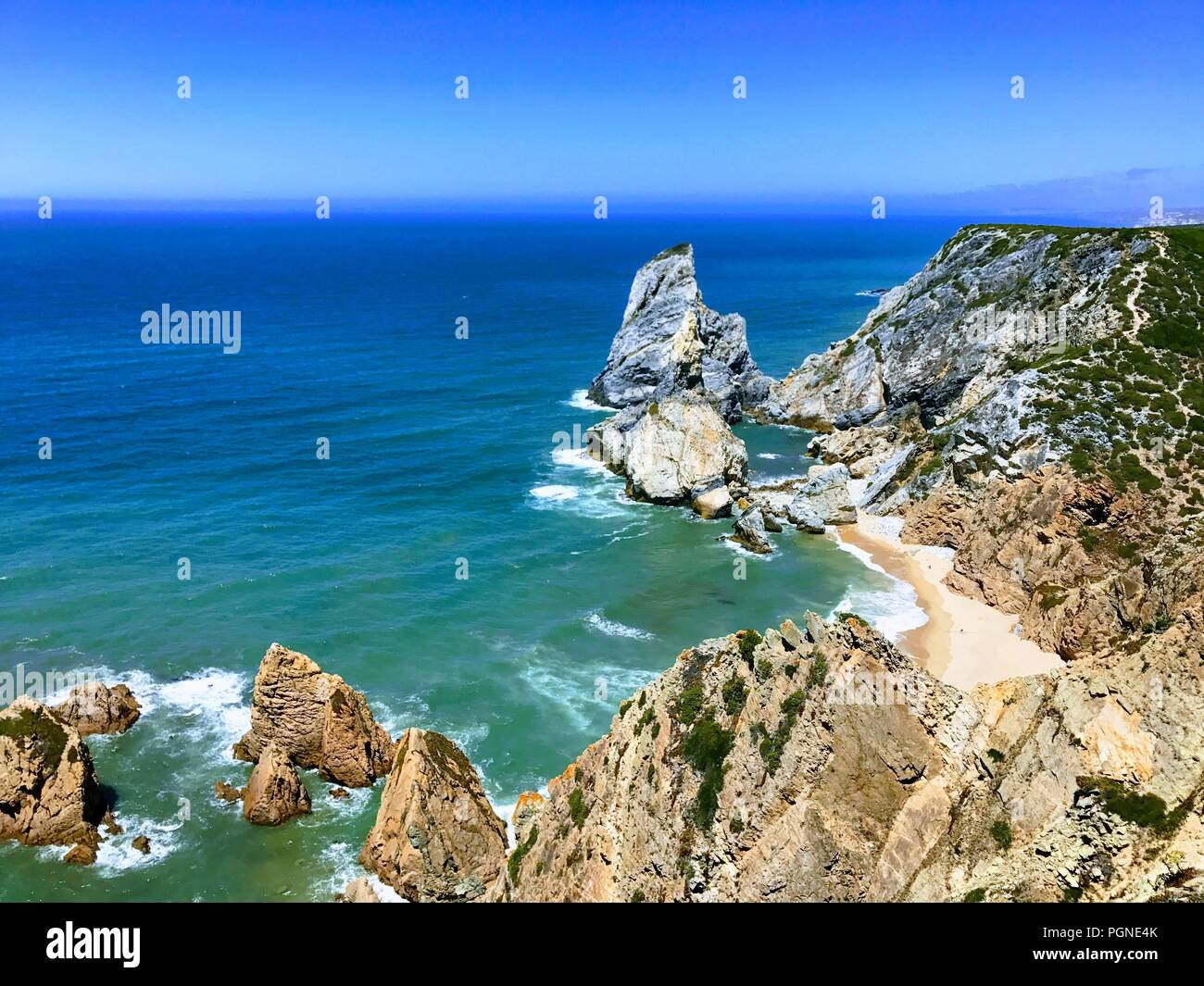 Promontorio scogliera sul mare di Praia da Ursa in Portogallo Stock Photo