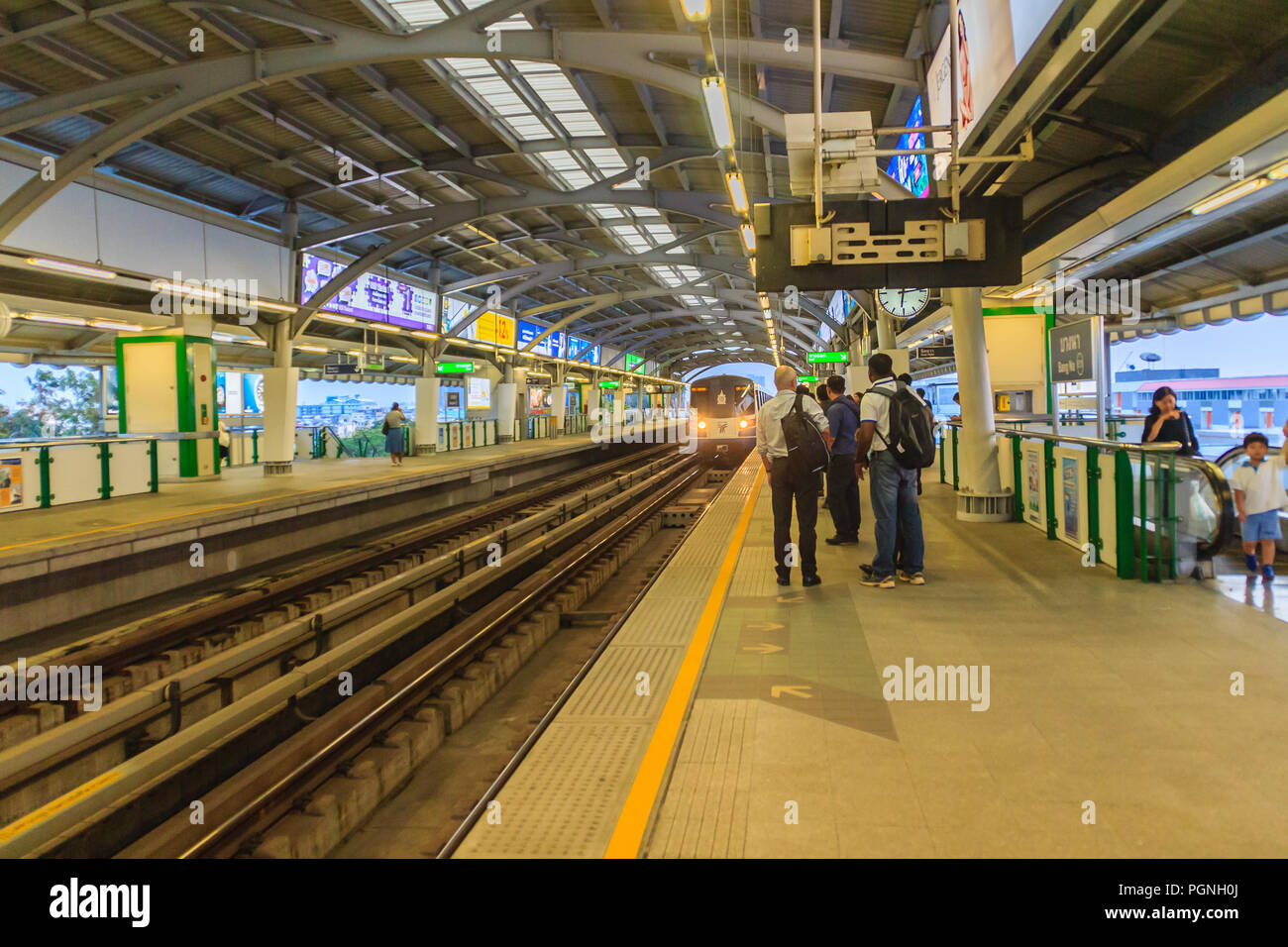Bangkok Thailand February 28 2017 Passengers Wait For Bts Skytrain Bangkok Thailand February 28 2017 Passengers Wait For Bts Skytrain