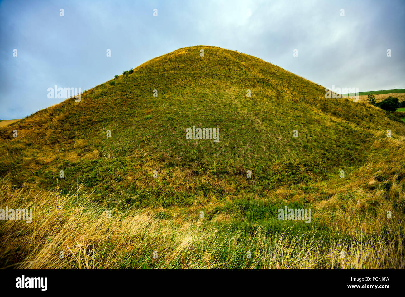 Silbury Hill, the largest man-made Neolithic mound in Europe, covering 5 acres. It was built over a 100-year period around 2,400 BCE by Beaker culture Stock Photo