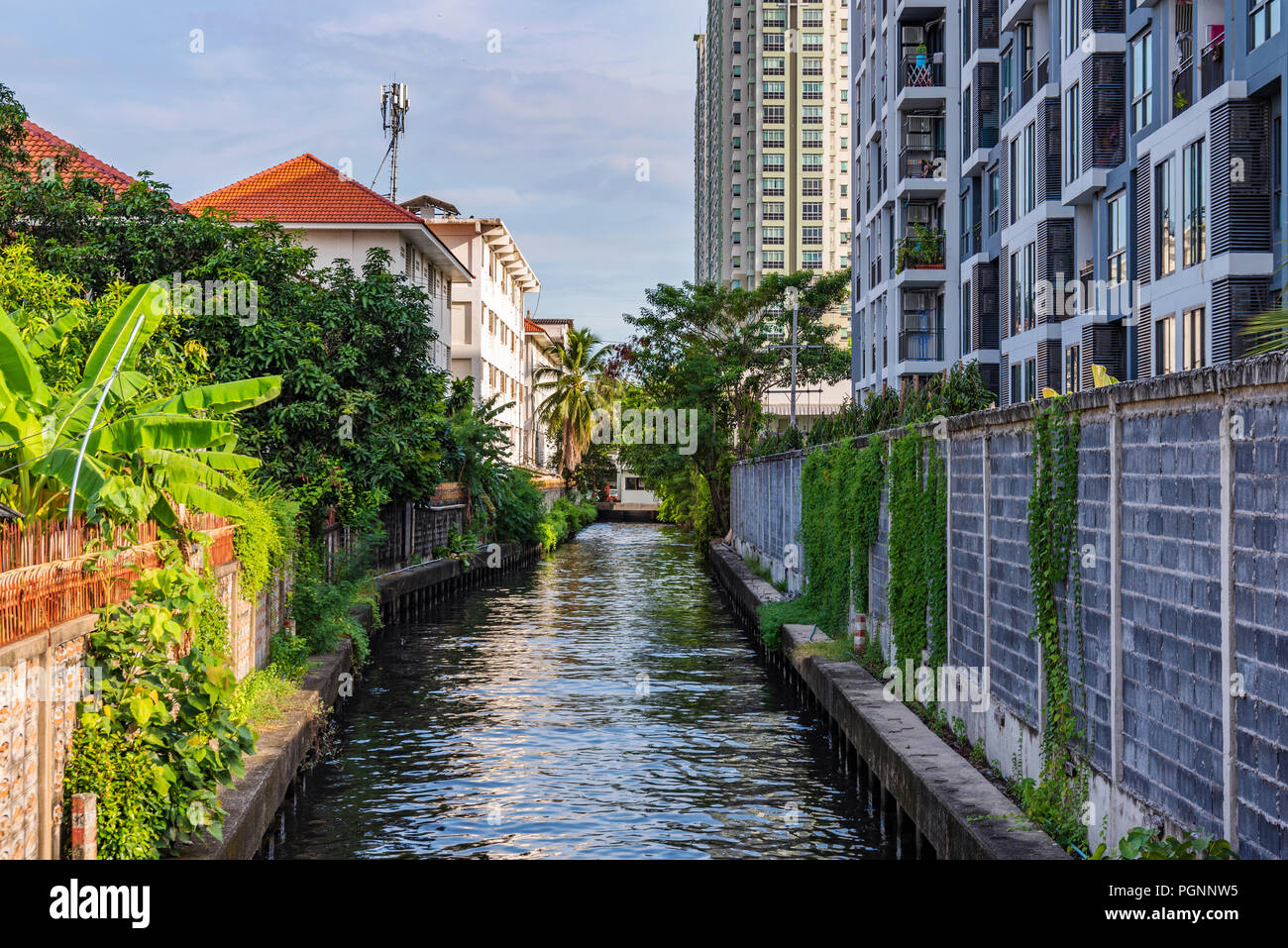 BANGKOK, THAILAND - JULY 05: This is a canal with residential buildings in  the Bang Kapi area on July 05, 2018 in Bangkok Stock Photo - Alamy
