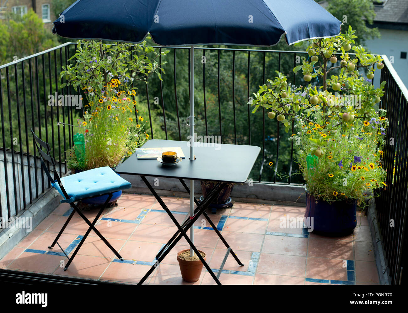 Patio Umbrella Uk High Resolution Stock Photography And Images Alamy