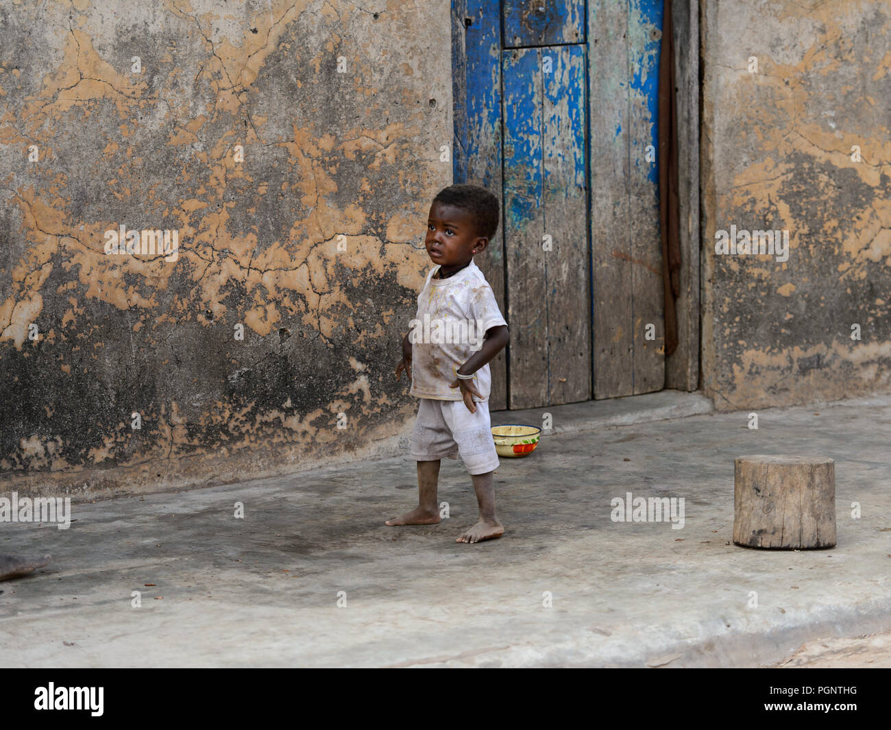 Tagombaw DAGOMBA VILLAGE, GHANA - JAN 14, 2017: Unidentified Dagomban barefoot ...