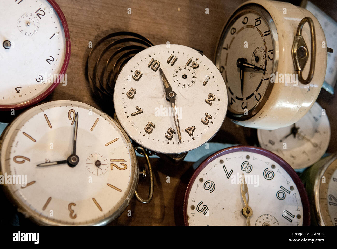 Antique clocks hires stock photography and images Alamy