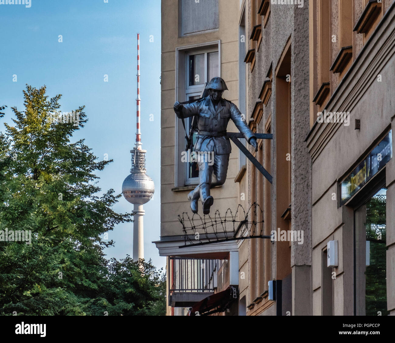 Berlin,Mitte.Conrad Schumann Memorial,Jumping soldier sculpture.East German Border guard, Conrad Schumann, jumps over barbed wire to escape from East Stock Photo