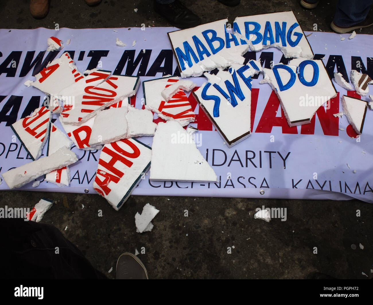 Manila, Philippines. 7th Feb, 2013. Torn placards seen laying on the ground.Labor Union from different business sectors leads National Heroes' Day march to Mendiola. Labor coalitions will mark National Heroes' Day on Monday by protesting the Duterte administration's alleged failure to address workers' issues. Credit: Josefiel Rivera/SOPA Images/ZUMA Wire/Alamy Live News Stock Photo