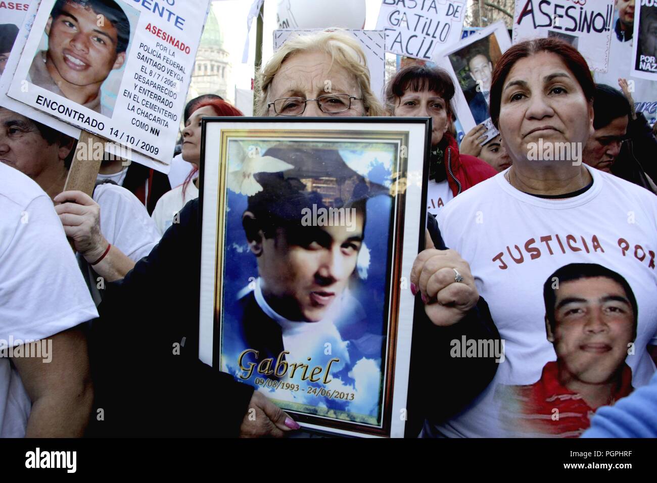 Buenos Aires, Federal Capital, Argentina. 27th Aug, 2018. The relatives of the victims of the ''Easy Trigger'' March in Buenos Aires from the Congress of the Argentine Notion to Plaza de Mayo in the 4th National March Against the Easy Trigger denouncing the shooting of young people by the Argentine security agencies. The march is carried out simultaneously in several cities of the country Credit: Roberto Almeida Aveledo/ZUMA Wire/Alamy Live News Stock Photo