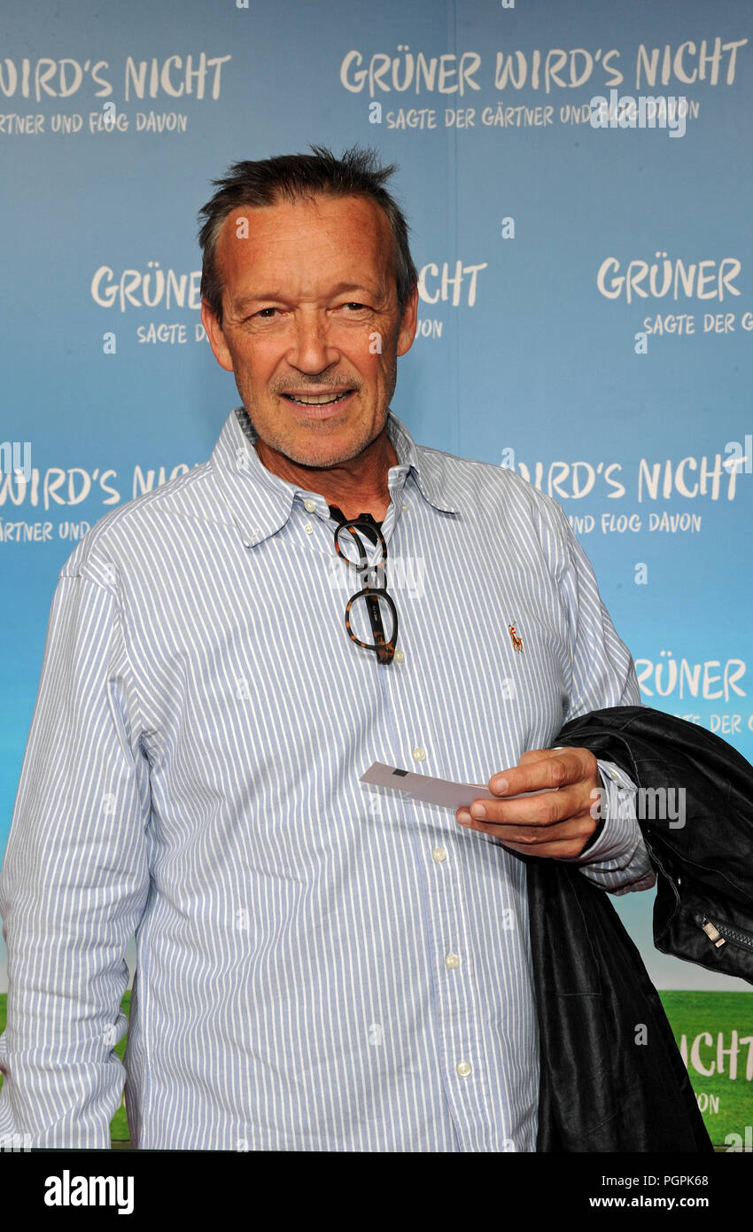 Germany, Munich. 27th Aug, 2018. Actor Michael Roll attends the premiere of  the film "Grüner wird's nicht (lit. it doesn't get any greener), said the  gardener and flew away". The comedy will