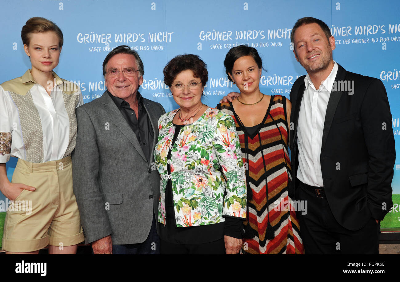 Germany, Munich. 27th Aug, 2018. Actors Emma Bading (l-r), Elmar Wepper, Monika Baumgartner, Karolina Horsten and director Florian Gallenberger attend the premiere of the film 'Grüner wird's nicht (lit. it won't get any greener), said the gardener and flew away'. The comedy will be released on August 30, 2018. Credit: Ursula Düren/dpa/Alamy Live News Stock Photo
