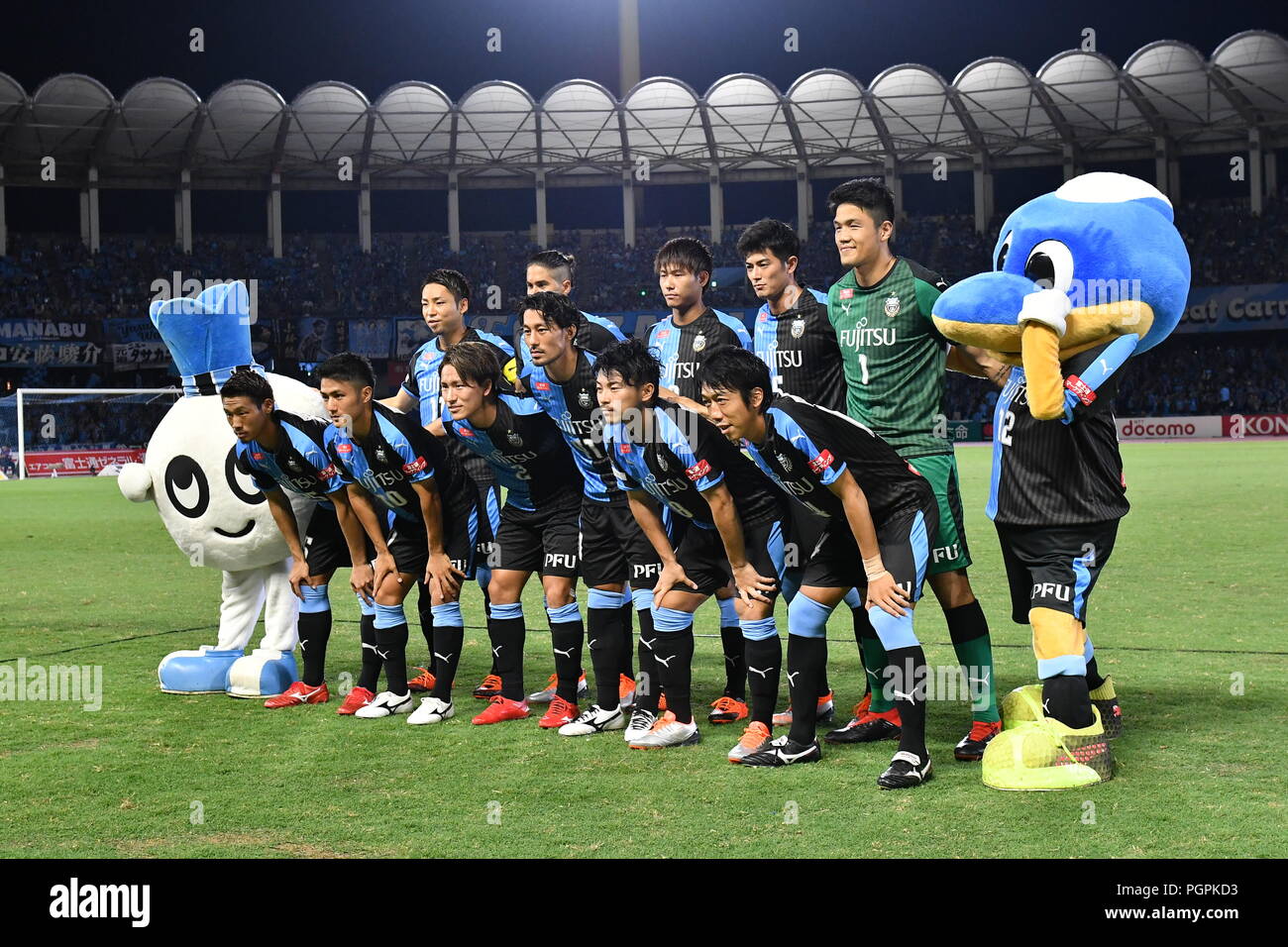 Kanagawa, Japan. 25th Aug, 2018. Kawasaki Frontale team group line-up Football/Soccer : Kawasaki Frontale players (Top row - L to R) Yu Kobayashi, Elsinho, Shintaro Kurumaya, Shogo Taniguchi, Jung Sung-Ryong, (Bottom row - L to R) Hidemasa Morita, Ryota Oshima, Kyohei Noborizato, Akihiro Ienaga, Hiroyuki Abe and Kengo Nakamura pose for a team photo with the club mascots 'Fron-ta'(R) and 'Kaburera'(L) before the 2018 J1 League match between Kawasaki Frontale 1-0 Vegalta Sendai at Todoroki Stadium in Kanagawa, Japan . Credit: AFLO/Alamy Live News Stock Photo