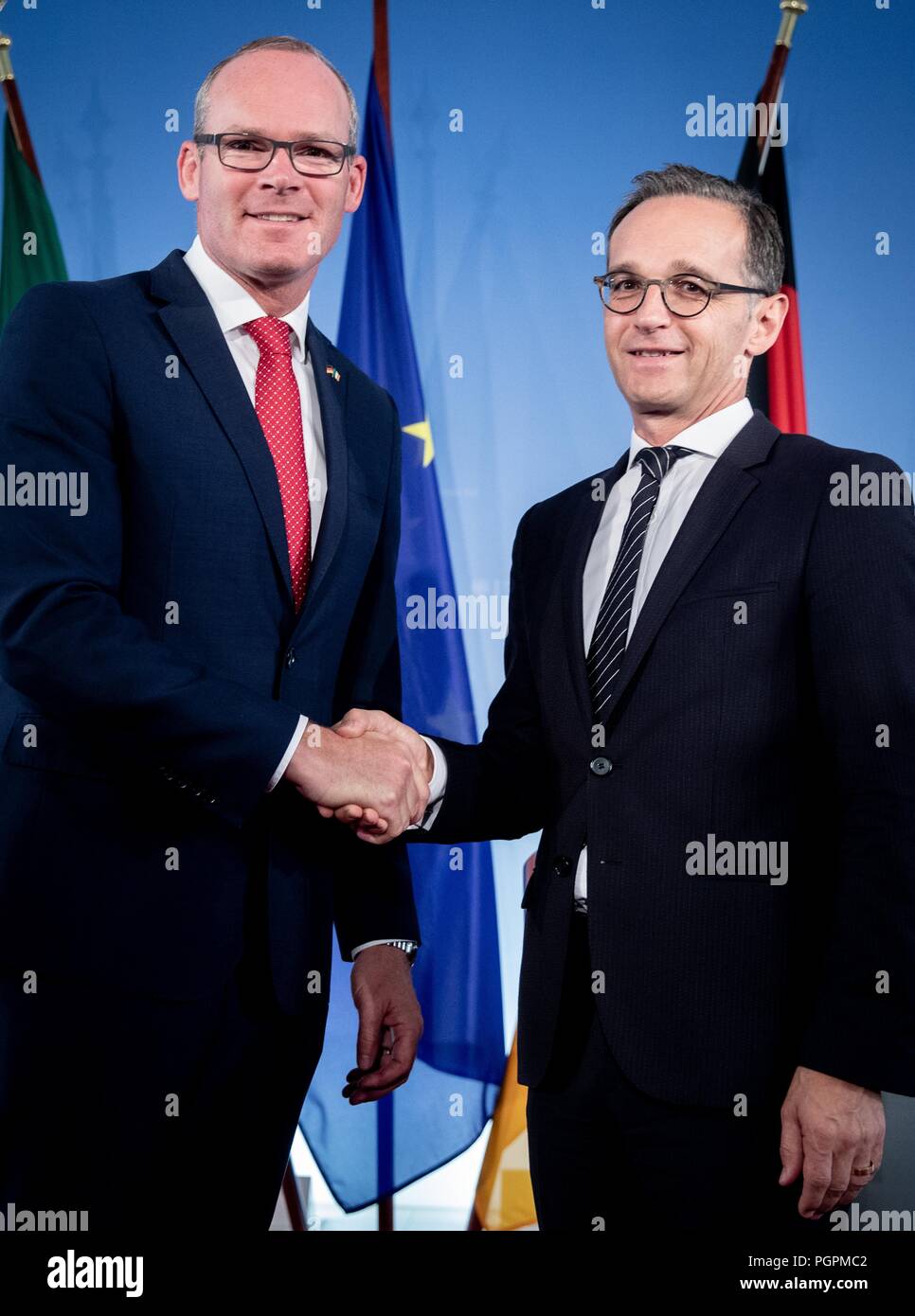 Berlin, Germany. 28th Aug, 2018. Heiko Maas of the Social Democratic Party (r, SPD), Foreign Minister, and his Irish counterpart Simon Coveney shake hands after a press conference at the Federal Foreign Office. Credit: Kay Nietfeld/dpa/Alamy Live News Stock Photo