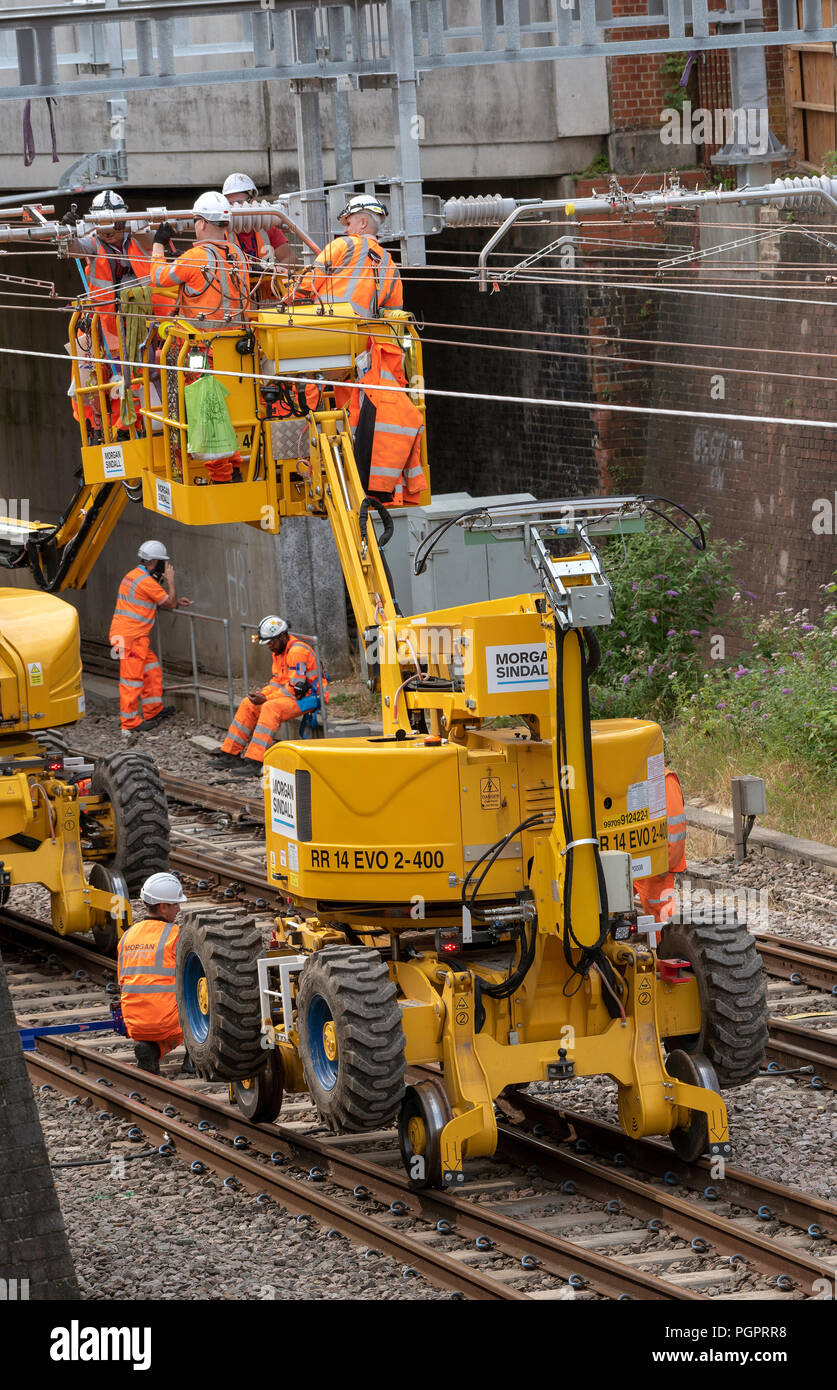 Newbury Station, Berkshire UK. Engineers working on the electrification  of the railway line at Newbury earlier today. The Great Western Railway region is closed in ths area until August 31st. Credit: Peter Titmuss/Alamy Live News Stock Photo