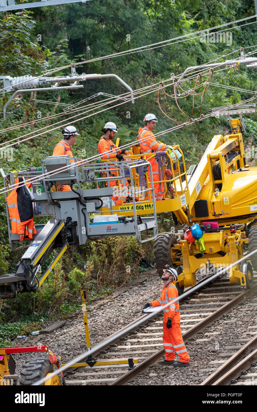 Newbury Station, Berkshire UK. Engineers working on the electrification  of the railway line at Newbury earlier today. The Great Western Railway region is closed in ths area until August 31st. Credit: Peter Titmuss/Alamy Live News Stock Photo