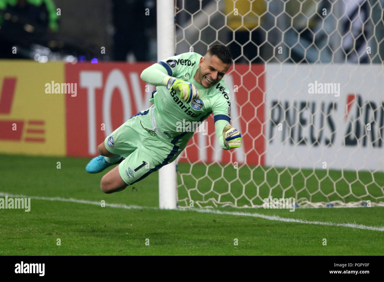 Porto Alegre, Brazil. 28th Aug, 2018. Marcelo Grohe during a penalty shootout in Gremio vs. Estudiantes, a game that was valid for the second round of Conmebol Libertadores 2018. It was played at the Guild Arena on Tuesday night (28). Credit: Raul Pereira/FotoArena/Alamy Live News Stock Photo