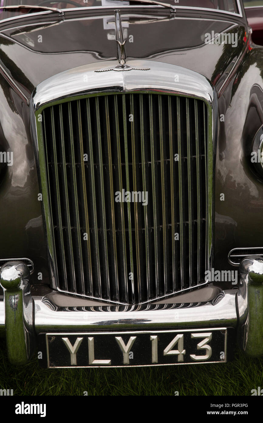 UK, England, Cheshire, Stockport, Woodsmoor Car Show, radiator of classic 1960 Bentley S2 saloon car on display Stock Photo