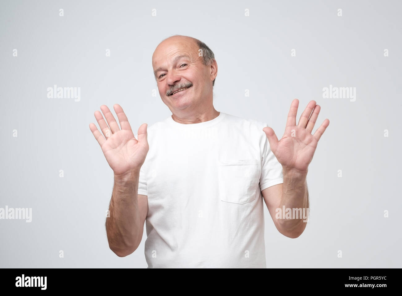 Who knows and it was not me concept. Puzzled bald caucasian man is not sure in his testimony. Stock Photo