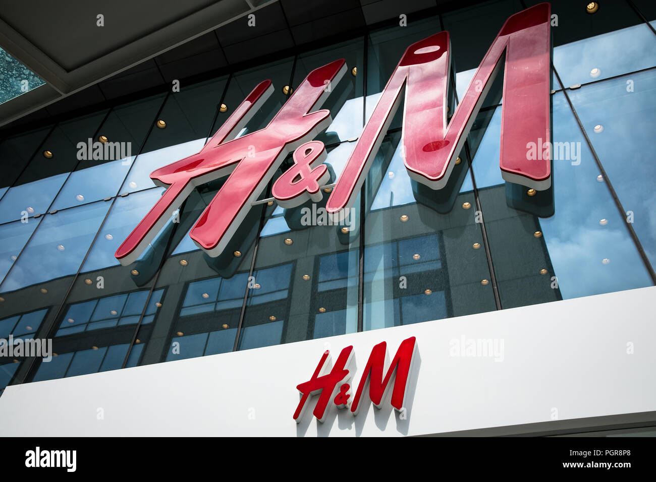 H m shop hi res stock photography and images Page 2 Alamy