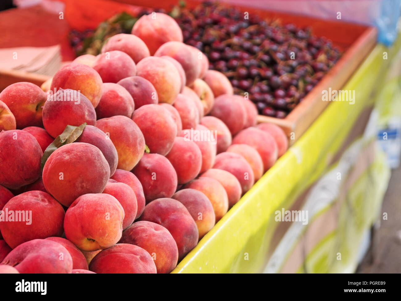 Peaches at farm stand hires stock photography and images Alamy