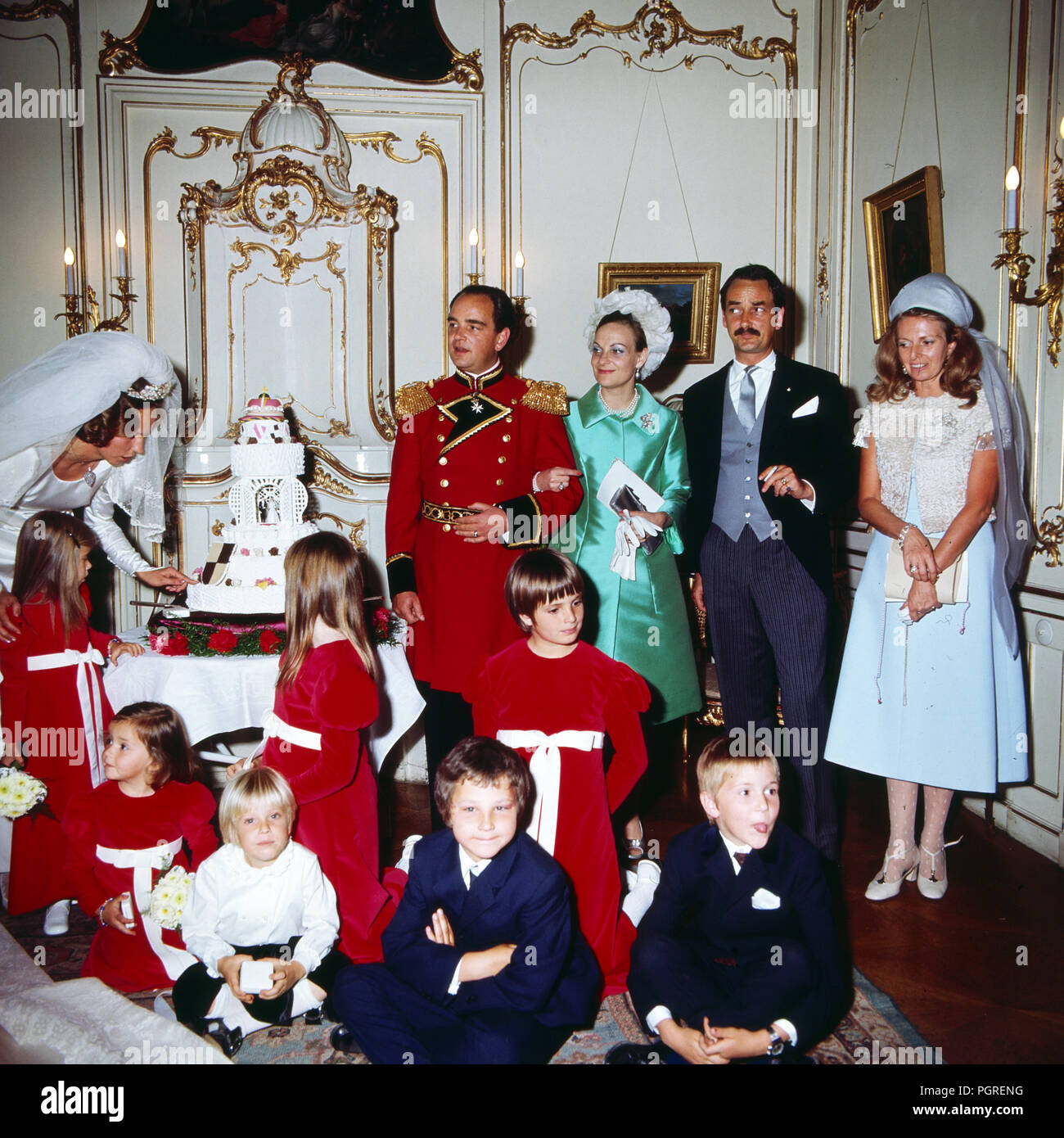 Familienfoto Bei Der Hochzeit Von Rudolf Graf Und Herr Von Schonburg Glauchau Mit Marie Louise Prinzessin Von Preussen In Donaueschingen Als Blumenmadchen Marie Felicitas Maya Und Gloria Deutschland 1971 Family Photo At