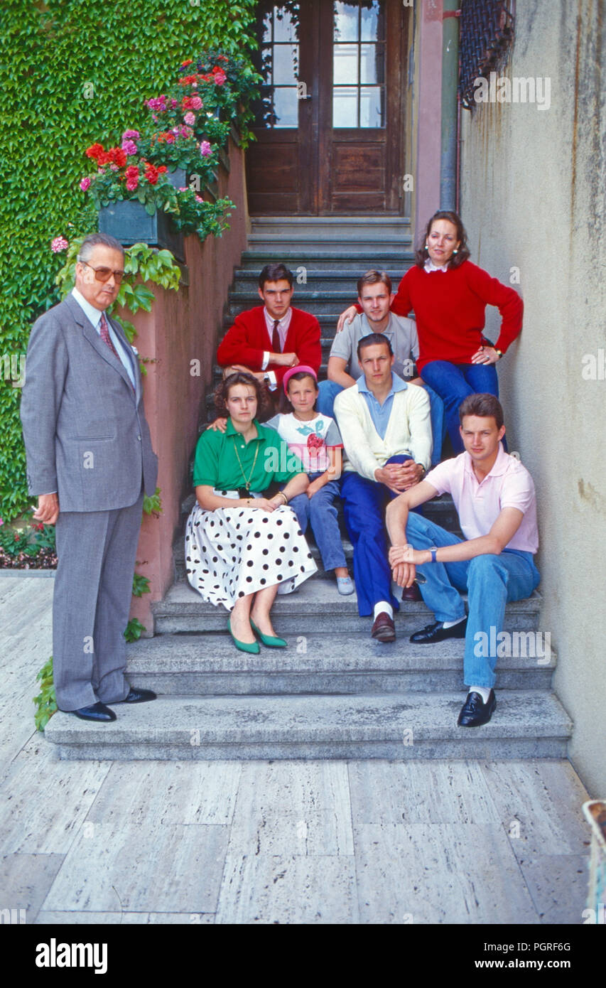 Carl Herzog von Württemberg mit Ehefrau Diane und den Kindern Friedrich, Mathilde, Eberhard, Philipp, Michael und Eleonore Fleur auf Schloss Altshausen, Deutschland 1985. Carl Duke of Wurttemberg with his wife Diane and their children Friedrich, Mathilde, Eberhard, Philipp, Michael and Eleonore Fleur at Altshausen castle, Germany 1985. Stock Photo