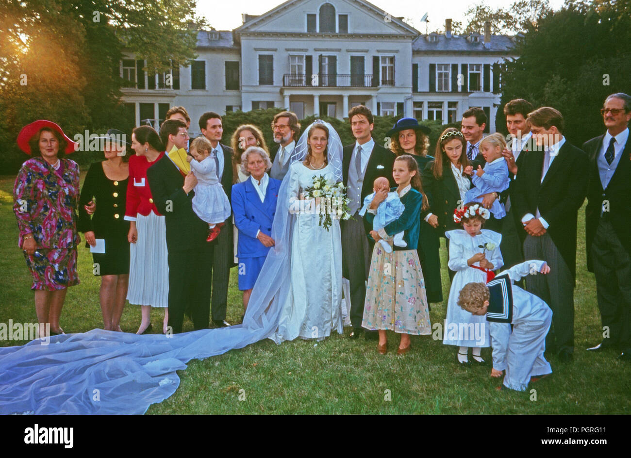 Familienfoto bei der Hochzeit von Andreas Augst von Habsburg Lothringen mit Maria Christina von Hatzfeld Dönhoff in Johannisberg, Deutschland 1994. Family group shot at the wedding of Andreas August of Habsburg Lorraine with Maria Christine of Hatzfeld Doenhoff at Johannisberg, Germany 1994. Stock Photo